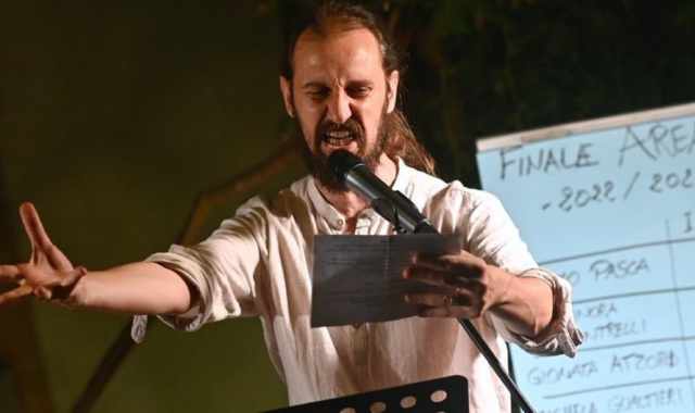 "Poetry slam", quando a sfidarsi sono i poeti: Performance travolgenti, ritmiche e fisiche